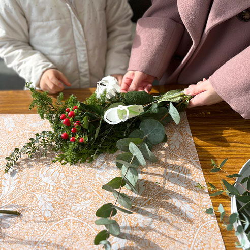 ①	紙のお花で世界にひとつの「冬の花束」をつくろう！イメージ写真